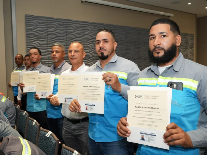 INFOTEP certifica competencias laborales de 158 electricistas y la SIE entrega licencias a 99 trabajadores