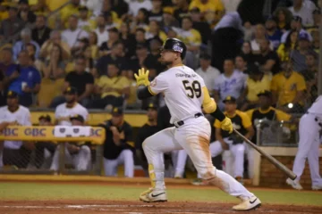 Águilas aprovechan error en el inning 11 y vencen 5-2 a las Estrellas Orientales