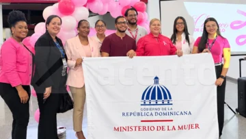 Ministerio de la Mujer y clínica imparten charla sobre prevención del cáncer de mama en Santiago