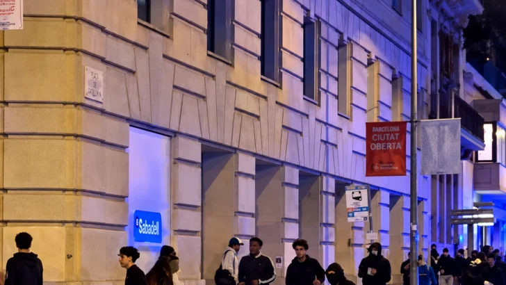 Disturbios en Barcelona dejan incendios, saqueos y comercios cerrados en el centro de la ciudad