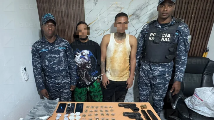 Ocupan más de 600 porciones de presuntas drogas y dos pistolas en Monte Plata