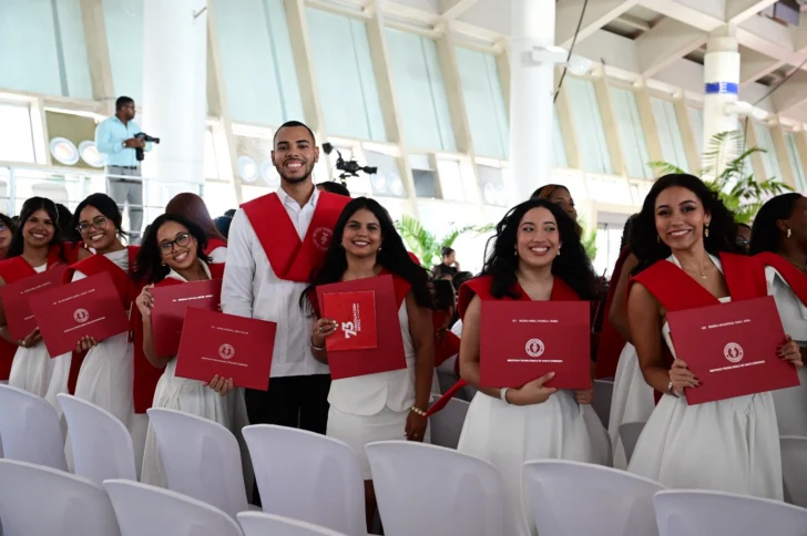 INTEC gradúa a 945 profesionales y rector los llama a “rediseñar” el mundo