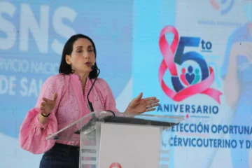 La primera dama, Raquel Arbaje, se rinde ante Bulin 47 y su 'Dame hombros' para concientizar sobre el cáncer La primera dama, Raquel Arbaje, se rinde ante Bulin 47 y su 'Dame hombros' para concientizar sobre el cáncer