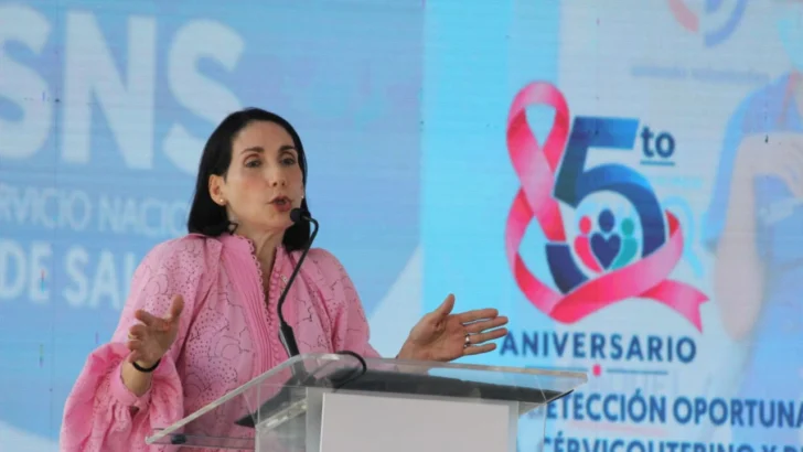 La primera dama, Raquel Arbaje, se rinde ante Bulin 47 y su La primera dama, Raquel Arbaje, se rinde ante Bulin 47 y su