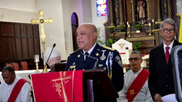 Ser policía es más que llevar un uniforme, afirma director de la institución en Santiago