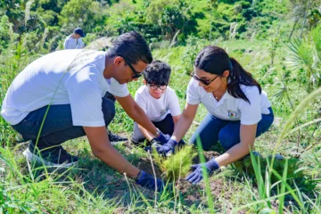 Voluntariado del Banco Central planta 1,800 árboles