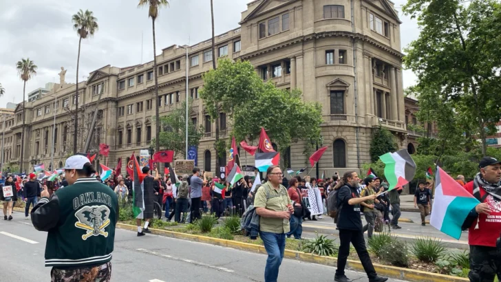 Miles marcharon hoy en apoyo a palestinos, que irán a elecciones en septiembre de 2027