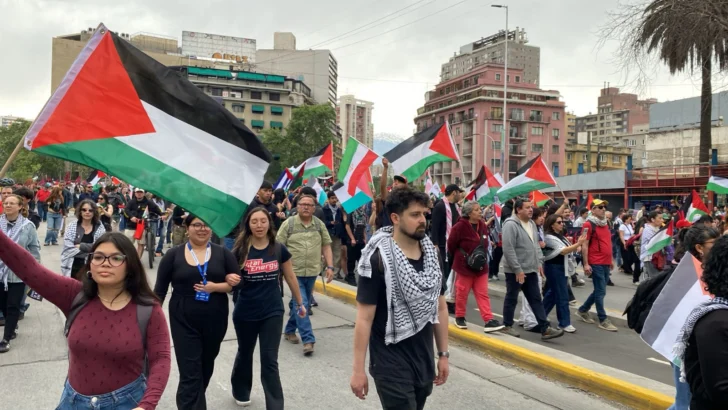 Miles marcharon hoy en apoyo a palestinos, que irán a elecciones en septiembre de 2027