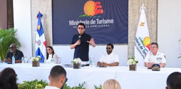 Collado entrega tres parques y una iglesia remozados en Boca Chica