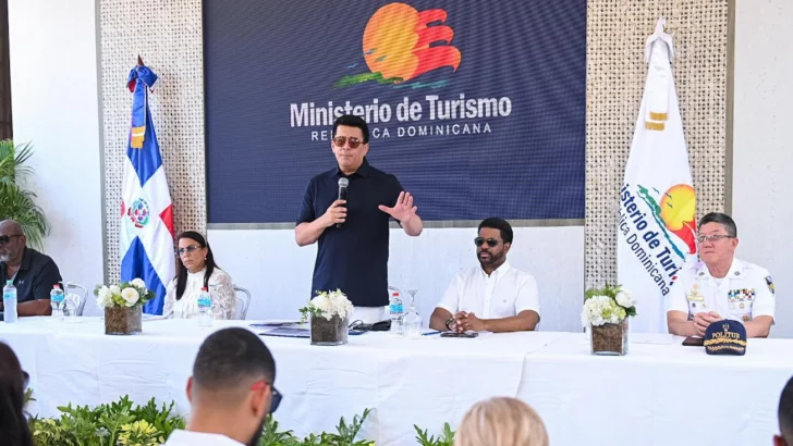 Collado entrega tres parques y una iglesia remozados en Boca Chica