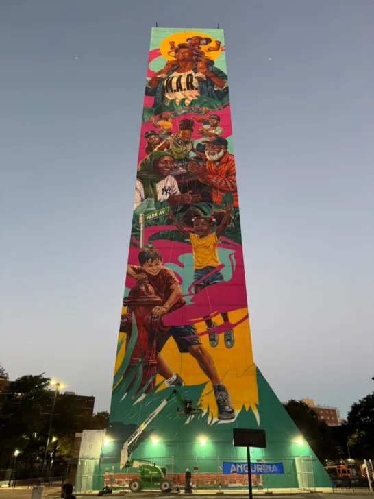 Angurria pinta mural más alto de EEUU: mujer en rolos a 29 pisos de altura