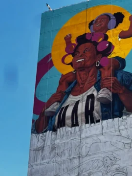 Angurria pinta mural más alto de EEUU: mujer en rolos a 29 pisos de altura Angurria pinta mural más alto de EEUU: mujer en rolos a 29 pisos de altura