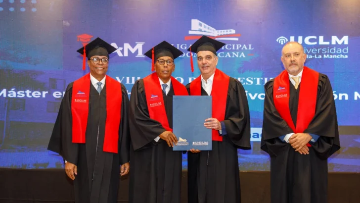 Abinader encabeza graduación de maestría dedicada a la memoria de su padre