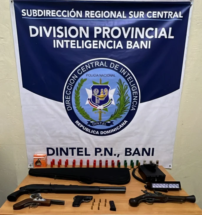 Policía decomisa cinco fusiles y una subametralladora Uzi y detiene a cinco hombres