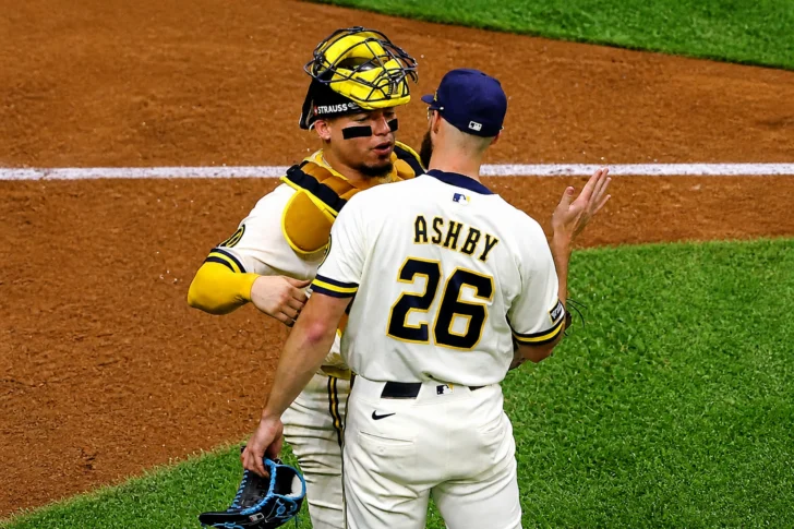 William Contreras (n.º 24) y Aaron Ashby (n.º 26), de los Milwaukee Brewers, celebran tras derrotar a los Tampa Bay Rays en el segundo partido de la Serie Mundial de 2026, disputado en el American Family Field el 24 de octubre de 2026 en Milwaukee, Wisconsin. Jamie SquireGetty ImagesAFP (Foto de JAMIE SQUIRE GETTY IMAGES NORTH AMERICA Getty Images vía AFP) William Contreras (n.º 24) y Aaron Ashby (n.º 26), de los Milwaukee Brewers, celebran tras derrotar a los Tampa Bay Rays en el segundo partido de la Serie Mundial de 2026, disputado en el American Family Field el 24 de octubre de 2026 en Milwaukee, Wisconsin. Jamie SquireGetty ImagesAFP (Foto de JAMIE SQUIRE GETTY IMAGES NORTH AMERICA Getty Images vía AFP)