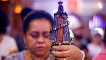 Por qué los católicos votan más a Lula, los evangélicos a Bolsonaro y cómo una polémica por una virgen influye en las elecciones de Brasil Por qué los católicos votan más a Lula, los evangélicos a Bolsonaro y cómo una polémica por una virgen influye en las elecciones de Brasil