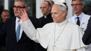 El papa León XIV sale del hospital tras su cirugía por un cáncer de pulmón hace 4 días