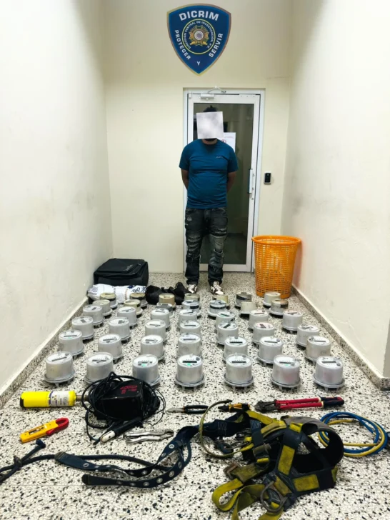 Apresan a hombre con 42 medidores eléctricos robados durante allanamiento en La Vega