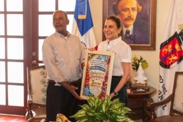 Reconocen a Carolina Mejía como embajadora honorífica del larimar dominicano Reconocen a Carolina Mejía como embajadora honorífica del larimar dominicano