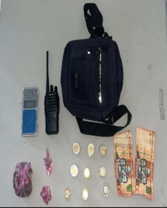 Policía incauta cinco tragamonedas, un arma artesanal y presuntas drogas en Barahona y Neyba