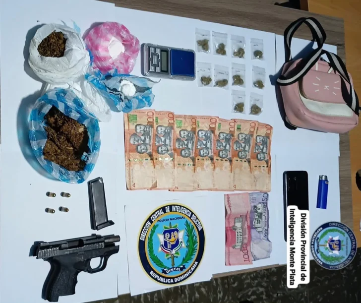 Dintel y Ministerio Público decomisan armas, municiones y presuntas drogas en allanamientos en Monte Plata