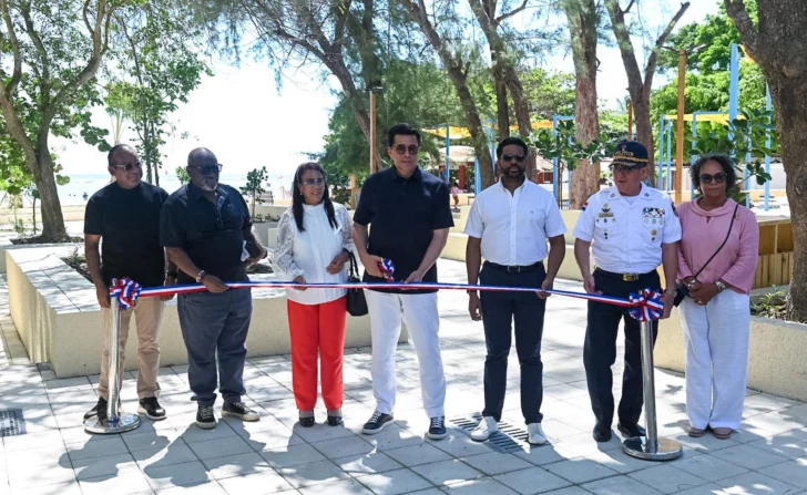 Collado entrega tres parques y una iglesia remozados en Boca Chica Collado entrega tres parques y una iglesia remozados en Boca Chica