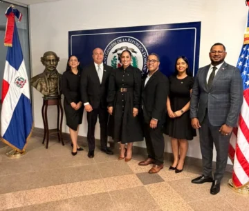 Consulado dominicano en Houston recibe busto de Juan Pablo Duarte