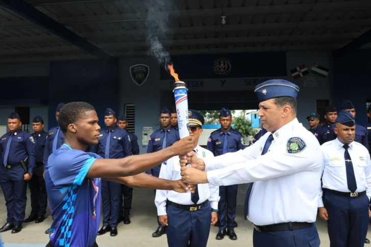 Antorcha de los Juegos Mundiales de Policía llega a Baní con relevo de boxeadores