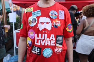 Flávio Bolsonaro sigue al frente pero Lula recorta distancias, con el 64 % del escrutinio