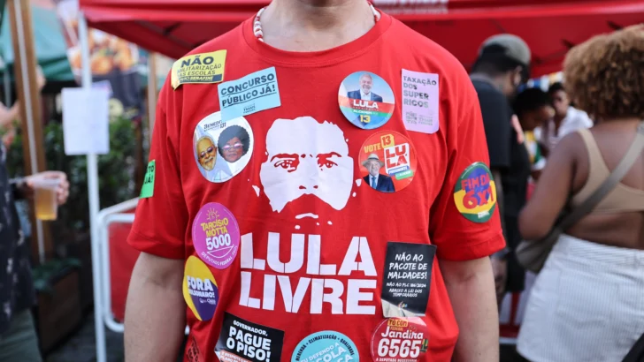 Flávio Bolsonaro sigue al frente pero Lula recorta distancias, con el 64 % del escrutinio
