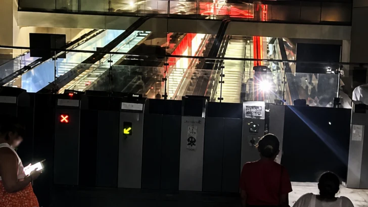 Estación Pedro Mir opera sin iluminación, aunque trenes siguen circulando