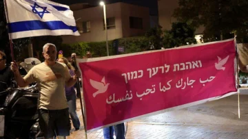 La oposición condena a Netanyahu por acusar a Qatar de interferir en las elecciones de Israel a favor de los partidos árabes La oposición condena a Netanyahu por acusar a Qatar de interferir en las elecciones de Israel a favor de los partidos árabes