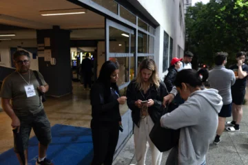 Cierran los últimos colegios electorales en Brasil y se reanuda el conteo de votos con Lula a la delantera