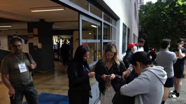 Cierran los últimos colegios electorales en Brasil y se reanuda el conteo de votos con Lula a la delantera