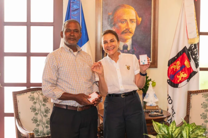 Reconocen a Carolina Mejía como embajadora honorífica del larimar dominicano
