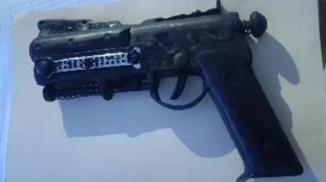 Policía incauta cinco tragamonedas, un arma artesanal y presuntas drogas en Barahona y Neyba