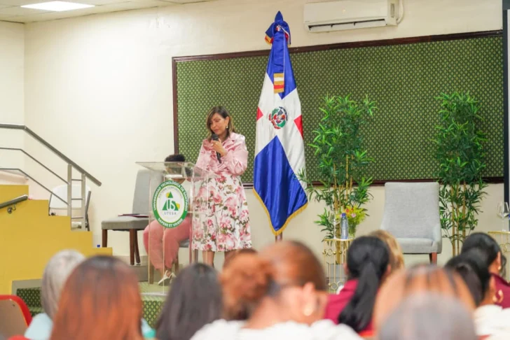 Mujeres con Propósito promueve liderazgo femenino y prevención del cáncer de mama en Santo Domingo Este