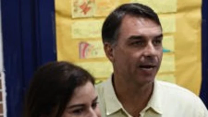 El candidato Flávio Bolsonaro vota en la segunda vuelta de los comicios presidenciales en Brasil