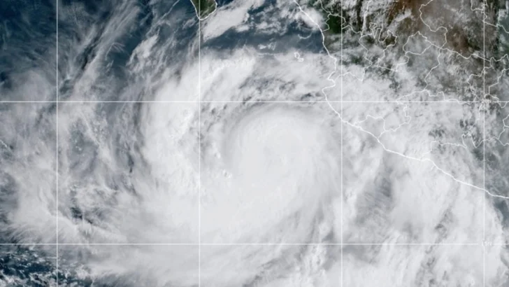 El huracán Trudy baja a categoría 1 pero mantiene la alerta por lluvias en México