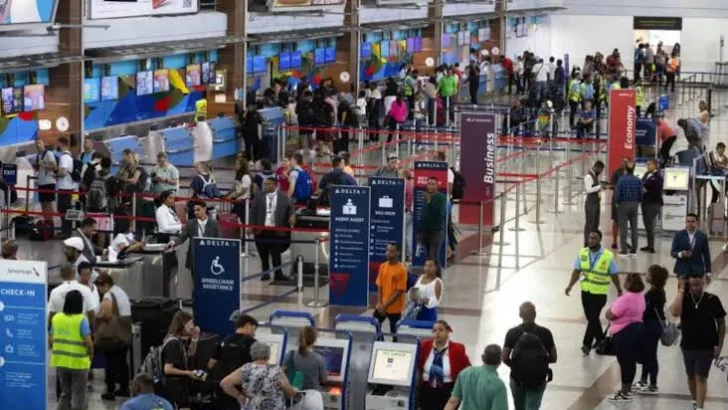 Tres meses de prisión preventiva en Najayo para inspector de Migración acusado de facilitar la salida de viajeros impedidos