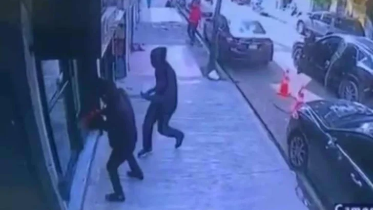 Frustran asalto a joyería en Villa Juana; vigilante resulta herido de bala
