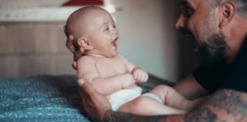 La escasa licencia por paternidad perjudica a las mujeres