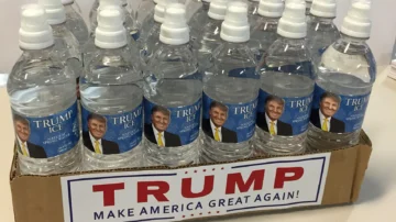 Trump tira un vaso de agua para comparar ahorro de combustible con el petróleo venezolano