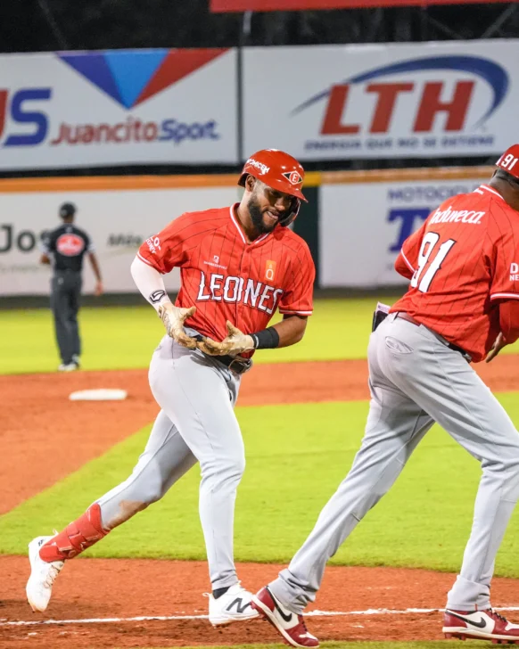 ¡Tremenda pela! Escogido gana 15-8 a los Gigantes con nueve carreras en la tercera entrada